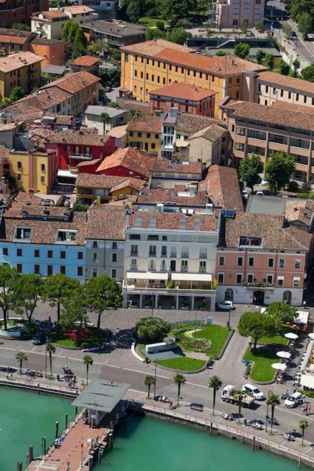 Апартаменты Attico In Piazza Matteotti Дезенцано-дель-Гарда Экстерьер фото