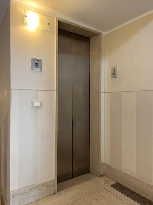 Апартаменты Attico In Piazza Matteotti Дезенцано-дель-Гарда Экстерьер фото