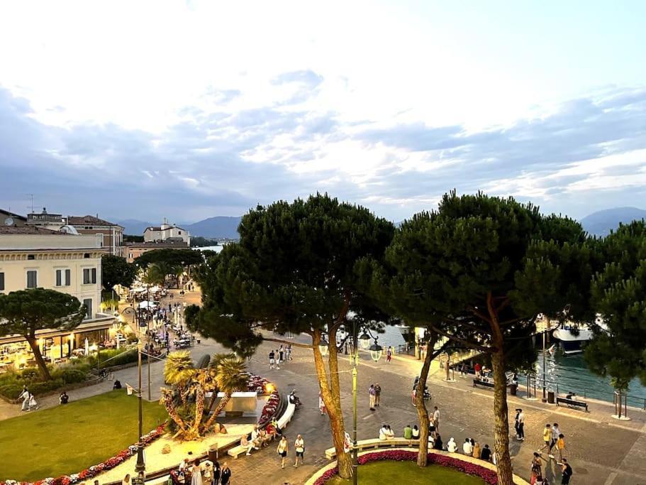 Апартаменты Attico In Piazza Matteotti Дезенцано-дель-Гарда Экстерьер фото