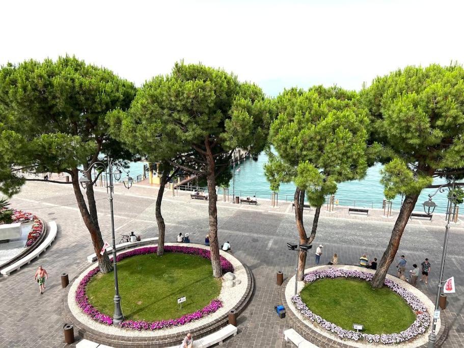 Апартаменты Attico In Piazza Matteotti Дезенцано-дель-Гарда Экстерьер фото