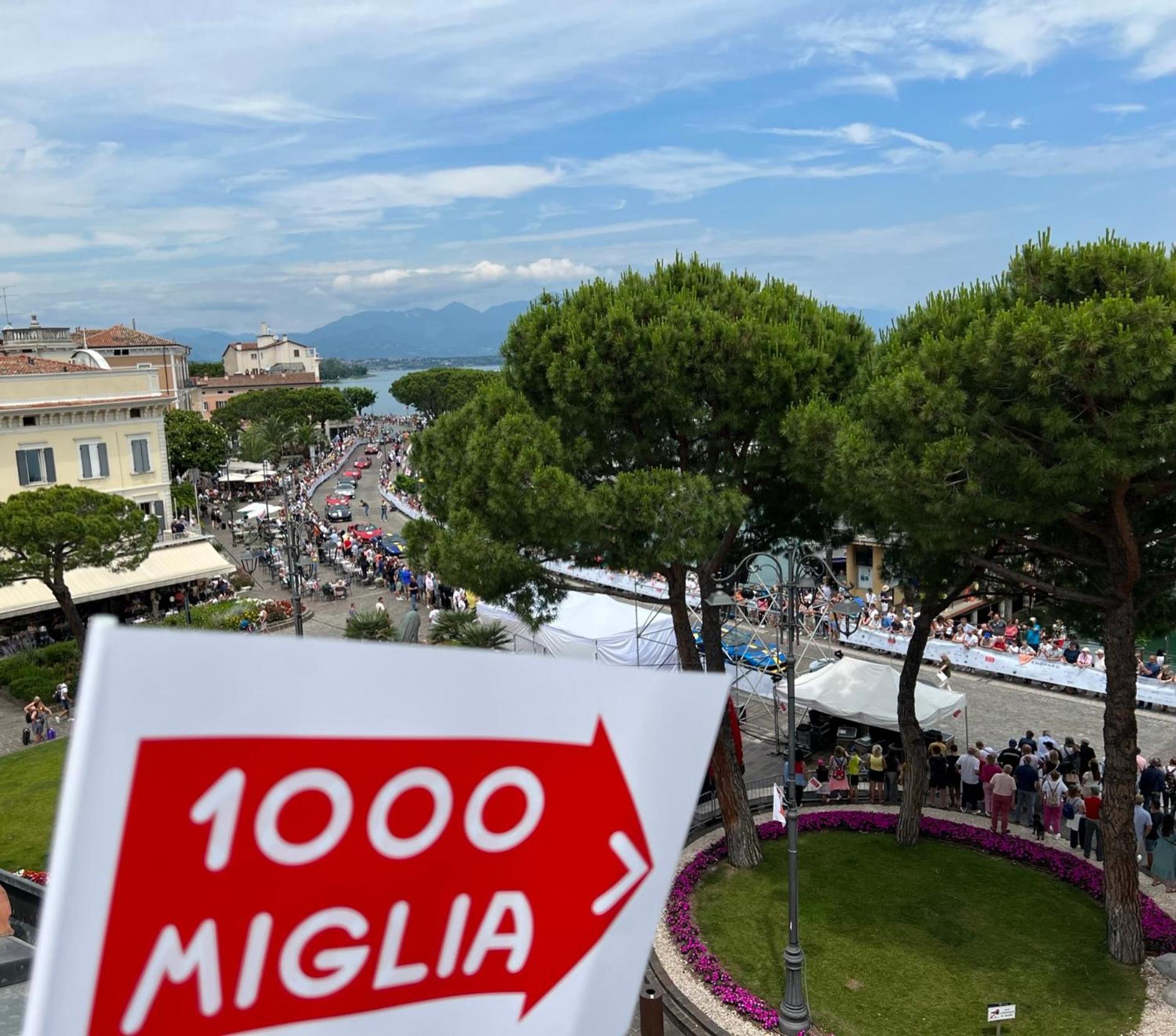 Апартаменты Attico In Piazza Matteotti Дезенцано-дель-Гарда Экстерьер фото